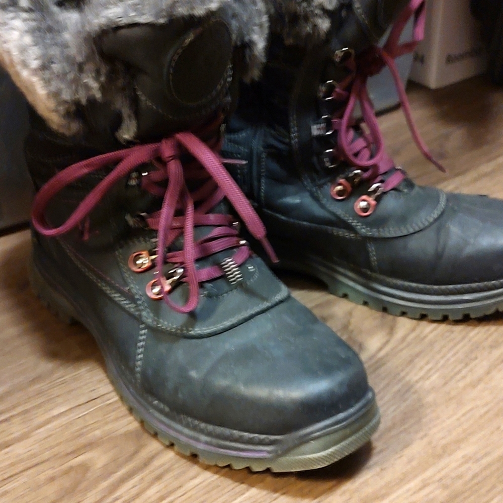 One size 10 Santana Canada weatherproof boots